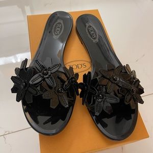Tod’s patent leather ‘Fiori’ flat slides in black. Size 40.